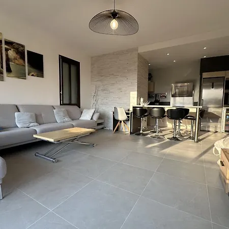 아파트 Spacious In With Balcony 니스