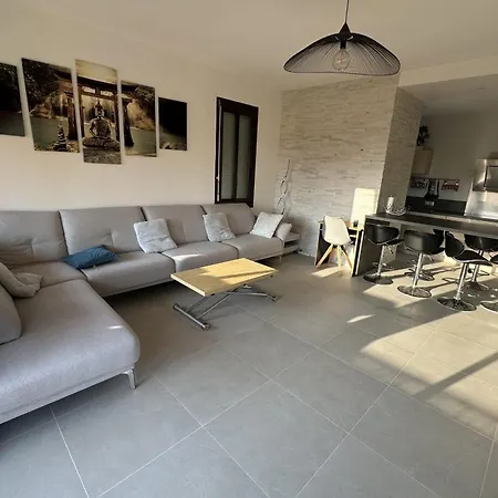Spacious In With Balcony 아파트 니스