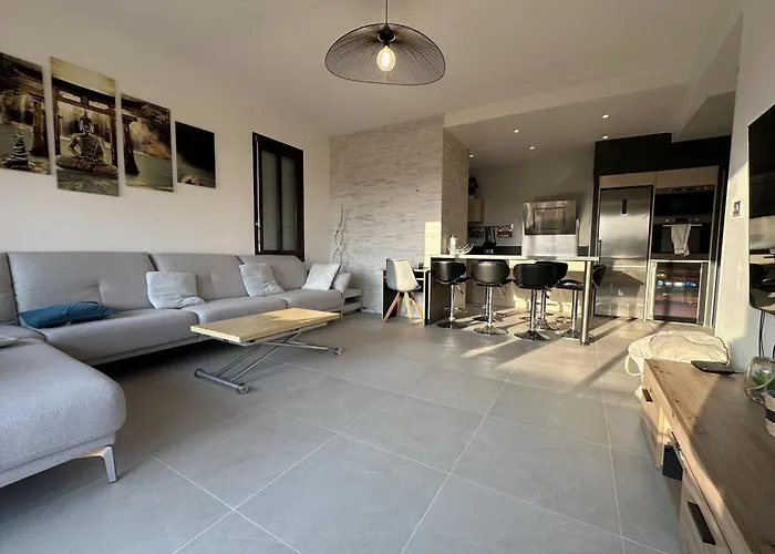 아파트 Spacious In With Balcony 니스