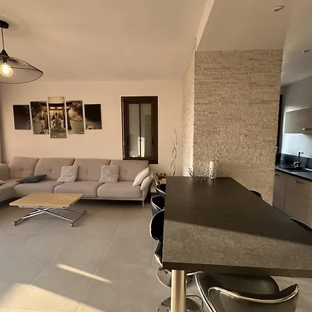 Spacious In With Balcony Appartamento