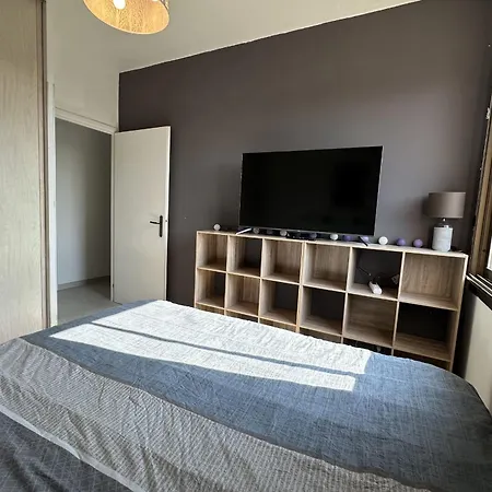 아파트 Spacious In With Balcony 니스