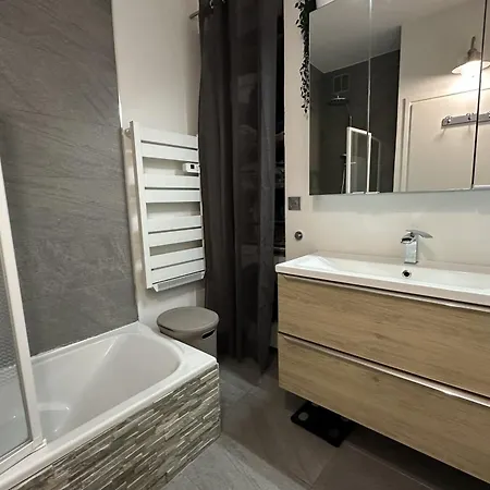 Spacious In With Balcony Apartment *