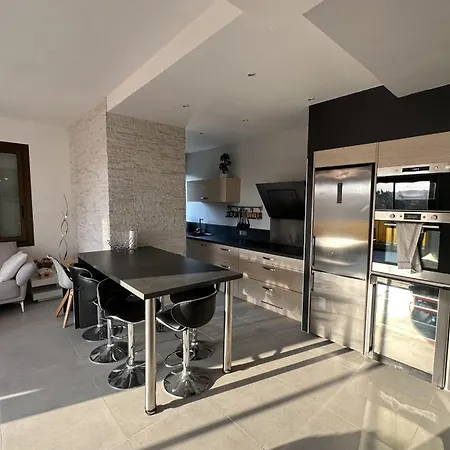 Spacious In With Balcony *