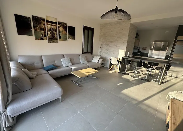 Spacious In With Balcony Apartment Nice