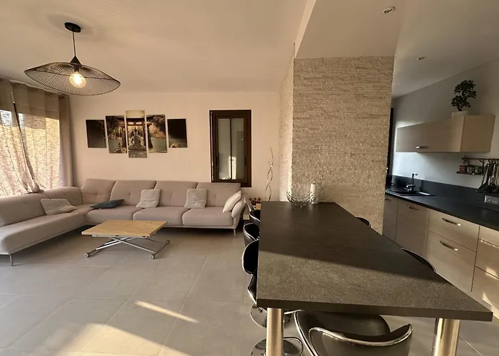Spacious In With Balcony Apartment