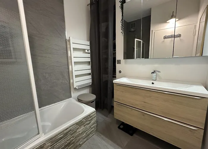 Spacious In With Balcony Apartment *